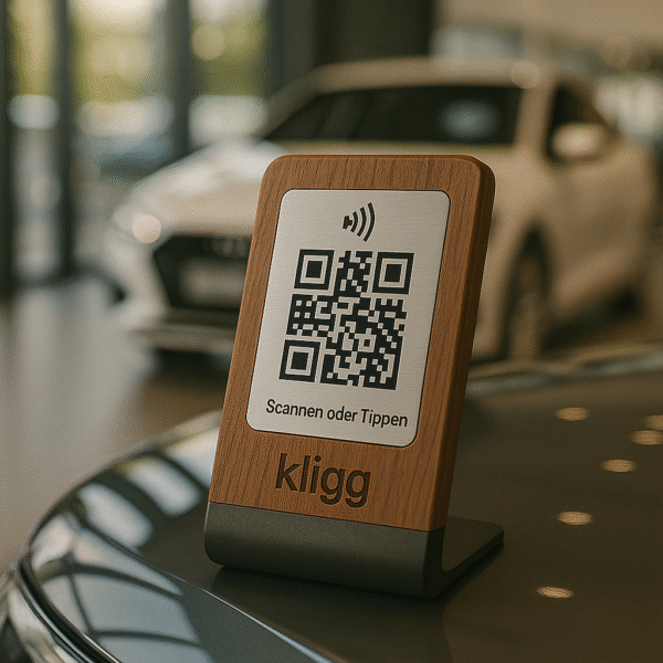 Kligg Premium NFC & QR-Code Tischständer – Walnussholz-Optik - Image 5